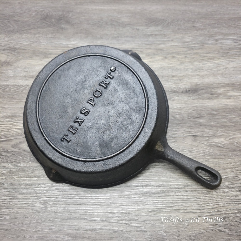 TEXSPORT Cast Iron 9.5" Skillet with Heat Ring 2 Pour Spouts - Sits Flat